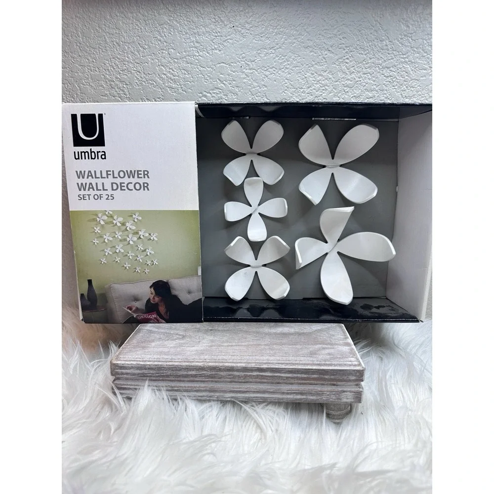 $39 🌙 NIB Umbra Wallflower Wall Decor - Set of 25